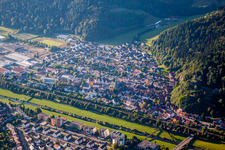 Vue aérienne de Les rives de la Kinzig à Hausach dans le département Bade-Wurtemberg, Allemagne