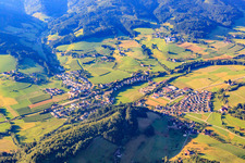 Vue aérienne de Village du nord à le quartier Oberwinden in Winden im Elztal dans le département Bade-Wurtemberg, Allemagne