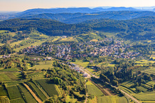 Vue aérienne de Rue Kippenheimer à le quartier Schmieheim in Kippenheim dans le département Bade-Wurtemberg, Allemagne