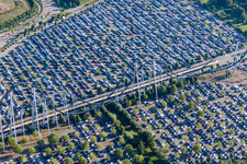 Vue aérienne de Parking et montagnes russes du centre de loisirs - Parc d'attractions Europa-Park à Rust dans le département Bade-Wurtemberg, Allemagne
