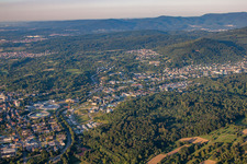 Vue aérienne de Du sud à le quartier Oos in Baden-Baden dans le département Bade-Wurtemberg, Allemagne