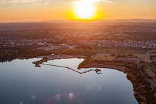 Vue aérienne de Gravière Durmersheim depuis l'est juste avant SS à Durmersheim dans le département Bade-Wurtemberg, Allemagne