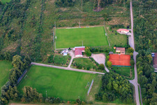 Vue aérienne de Club de tir, terrain de football et court de tennis Steinweiler à Steinweiler dans le département Rhénanie-Palatinat, Allemagne