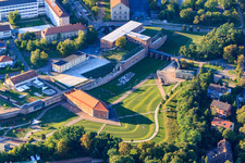 Vue aérienne de Parc municipal Fronte Lamotte avec le bâtiment de la porte de Weissenburg et le bâtiment de défense des douves à Germersheim dans le département Rhénanie-Palatinat, Allemagne
