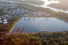Photographie aérienne de Port pétrolier à le quartier Knielingen in Karlsruhe dans le département Bade-Wurtemberg, Allemagne