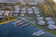 Vue aérienne de Karlsruhe, port pétrolier à le quartier Rheinhafen in Karlsruhe dans le département Bade-Wurtemberg, Allemagne