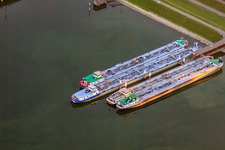 Vue aérienne de Karlsruhe, port pétrolier à le quartier Rheinhafen in Karlsruhe dans le département Bade-Wurtemberg, Allemagne