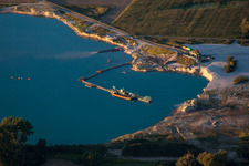 Vue aérienne de Terrain et zones de recouvrement de la mine de gravier à ciel ouvert du Vieux Rhin à Neupotz dans le département Rhénanie-Palatinat, Allemagne