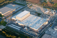 Vue aérienne de Les locaux de l'usine Pfälzer Erfrischungs Drinks GmbH dans la zone industrielle de Wörth-Oberwald à Wörth am Rhein dans le département Rhénanie-Palatinat, Allemagne