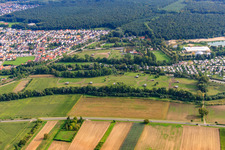 Vue aérienne de Ferme d'autruches Mhou à la base de loisirs Moby Dick à Rülzheim dans le département Rhénanie-Palatinat, Allemagne