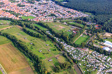 Photographie aérienne de Ferme d'autruches Mhou à la base de loisirs Moby Dick à Rülzheim dans le département Rhénanie-Palatinat, Allemagne