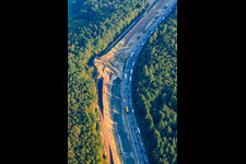 Vue aérienne de Chantier de construction de l'extension à 6 voies de l'A8 à le quartier Ersingen in Kämpfelbach dans le département Bade-Wurtemberg, Allemagne