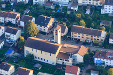 Vue aérienne de Église catholique à Ispringen dans le département Bade-Wurtemberg, Allemagne