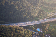 Vue aérienne de Piscine extérieure Wölfle sous l'autoroute A6 à le quartier Wolfartsweier in Karlsruhe dans le département Bade-Wurtemberg, Allemagne