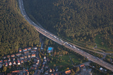 Vue aérienne de Piscine extérieure Wölfle sous l'autoroute A6 à le quartier Wolfartsweier in Karlsruhe dans le département Bade-Wurtemberg, Allemagne