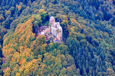 Vue aérienne de Les ruines du château de Meistersel sont échafaudées pour être rénovées à Ramberg dans le département Rhénanie-Palatinat, Allemagne