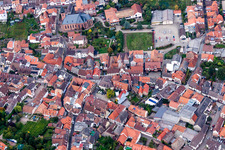 Vue aérienne de Vieille ville et centre-ville à le quartier SaintMartin in Sankt Martin dans le département Rhénanie-Palatinat, Allemagne