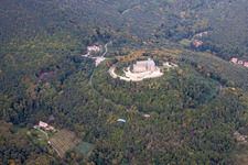Photographie aérienne de Complexe du château de Hambacher Schloss à le quartier Diedesfeld in Neustadt an der Weinstraße dans le département Rhénanie-Palatinat, Allemagne