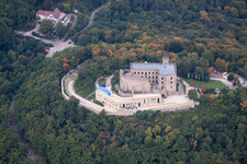 Vue oblique de Complexe du château de Hambacher Schloss à le quartier Diedesfeld in Neustadt an der Weinstraße dans le département Rhénanie-Palatinat, Allemagne