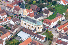 Vue oblique de Bâtiment d'église au centre du village à Lingenfeld dans le département Rhénanie-Palatinat, Allemagne