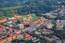 Vue oblique de Parc municipal Fronte Lamotte avec le bâtiment de la porte de Weissenburg et le bâtiment de défense des douves à Germersheim dans le département Rhénanie-Palatinat, Allemagne