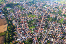 Vue aérienne de Vue du village depuis le nord à Hördt dans le département Rhénanie-Palatinat, Allemagne