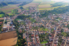 Vue aérienne de Vue du village depuis le nord à Hördt dans le département Rhénanie-Palatinat, Allemagne
