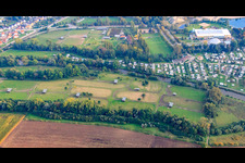 Ferme d'autruches Mhou à la base de loisirs Moby Dick à Rülzheim dans le département Rhénanie-Palatinat, Allemagne d'en haut