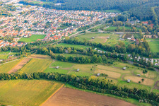 Ferme d'autruches Mhou à la base de loisirs Moby Dick à Rülzheim dans le département Rhénanie-Palatinat, Allemagne hors des airs