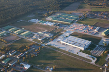 Vue aérienne de Complexe immobilier et centre logistique sur la zone d'entraînement militaire du dépôt de l'armée américaine de Germersheim à Germersheim à Lingenfeld dans le département Rhénanie-Palatinat, Allemagne