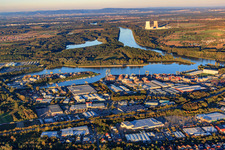 Vue aérienne de Zone industrielle de la Hafenstraße avec Smurfit Westrock Wellpappe Südwest, Ardagh Group et Hanewald Spedition à Germersheim dans le département Rhénanie-Palatinat, Allemagne