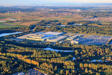 Centre logistique mondial Mercedes-Benz sur l'île de Grün à Germersheim dans le département Rhénanie-Palatinat, Allemagne hors des airs