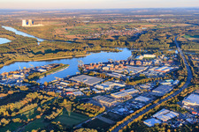 Vue aérienne de Port Germersheim avec TRICOR Packaging Systems GmbH, Smurfit Westrock Wellpappe Südwest, Ardagh Group et Hanewald Spedition à Germersheim dans le département Rhénanie-Palatinat, Allemagne