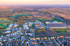 Vue aérienne de MAC Maschinen und Anlagen Componenten GmbH, le centre logistique Mercedes-Benz et PROWELL Progroup Board GmbH dans l'Interpark à le quartier Offenbach in Offenbach an der Queich dans le département Rhénanie-Palatinat, Allemagne
