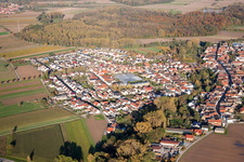 Vue aérienne de Nouveau quartier résidentiel d'un lotissement de maisons unifamiliales à Blumenviertel à Kuhardt dans le département Rhénanie-Palatinat, Allemagne