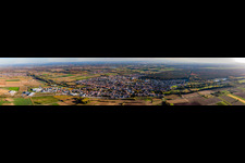 Vue aérienne de Vue panoramique en perspective des rues et des maisons des quartiers résidentiels à Rülzheim dans le département Rhénanie-Palatinat, Allemagne