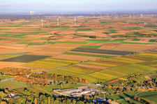 Vue aérienne de Centrale géothermique devant un parc éolien à Insheim dans le département Rhénanie-Palatinat, Allemagne