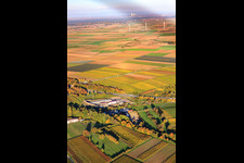 Vue aérienne de Centrale géothermique devant un parc éolien à Insheim dans le département Rhénanie-Palatinat, Allemagne
