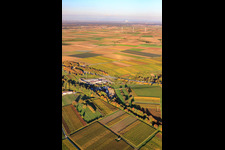 Photographie aérienne de Centrale géothermique devant un parc éolien à Insheim dans le département Rhénanie-Palatinat, Allemagne