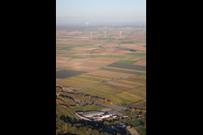 Vue aérienne de Transition énergétique : centrale géothermique au premier plan, éoliennes d'Offenbach an der Queich au second plan et tours de refroidissement de la centrale nucléaire de Philippsburg à l'horizon à Insheim dans le département Rhénanie-Palatinat, Allemagne