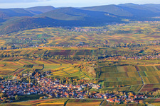 Vue aérienne de Réserve naturelle Kleine Kalmit au-dessus du village viticole à le quartier Ilbesheim in Ilbesheim bei Landau in der Pfalz dans le département Rhénanie-Palatinat, Allemagne