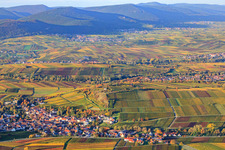 Vue aérienne de Réserve naturelle Kleine Kalmit au-dessus du village viticole à le quartier Ilbesheim in Ilbesheim bei Landau in der Pfalz dans le département Rhénanie-Palatinat, Allemagne