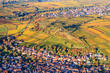 Réserve naturelle Kleine Kalmit au-dessus du village viticole à le quartier Ilbesheim in Ilbesheim bei Landau in der Pfalz dans le département Rhénanie-Palatinat, Allemagne hors des airs