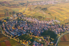 Vue aérienne de Vue des rues et des maisons des quartiers résidentiels à le quartier Ilbesheim in Ilbesheim bei Landau in der Pfalz dans le département Rhénanie-Palatinat, Allemagne