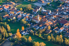 Vue aérienne de Église protestante Mühlhofen à le quartier Mühlhofen in Billigheim-Ingenheim dans le département Rhénanie-Palatinat, Allemagne