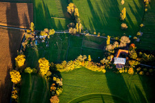 Quartier Billigheim in Billigheim-Ingenheim dans le département Rhénanie-Palatinat, Allemagne du point de vue du drone