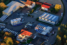 Vue aérienne de Zone industrielle de Kleinwald avec du PÉTROLE ! Station-service et ProBus Reisemobile GmbH à Herxheim bei Landau dans le département Rhénanie-Palatinat, Allemagne
