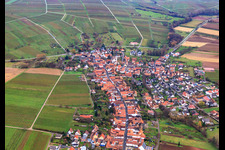 Vue aérienne de Rue principale vue de l'ouest à Göcklingen dans le département Rhénanie-Palatinat, Allemagne