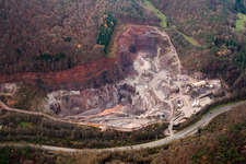 Vue aérienne de Terrain et morts-terrains de la mine de ciment à ciel ouvert de Heidelberger Beton GmbH - Région Sud-Ouest à Waldhambach dans le département Rhénanie-Palatinat, Allemagne