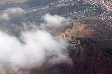 Vue aérienne de Château de Trifels dans les nuages à Annweiler am Trifels dans le département Rhénanie-Palatinat, Allemagne